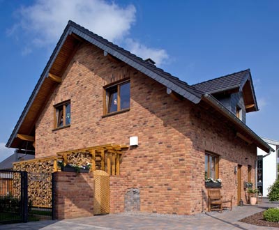 Wir und unsere Partner erbringen alle Leistungen rund um den Holzhausbau. Von den Fundamenten, zum Dachstuhl, bis zum Innenausbau. Dabei legen wir größten Wert auf eine ökologische und nachhaltige Bauweise.